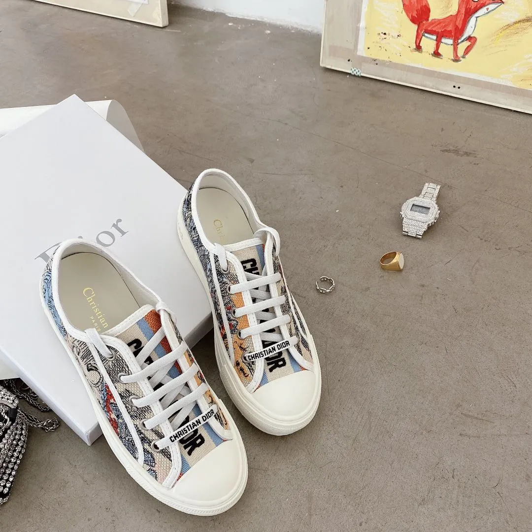👟👟Ex-factory price 500👟👟 New arrival at D home, synchronized with the official website WALK N DIOR embroidered canvas shoes series, 100% cotton silk double-sided three-dimensional embroidery All the materials of this shoe are original molds, right down to the hardware, laces, outsole, PU midsole...the upper fabric is made of double-sided pure cotton silk three-dimensional electric embroidery. Each style looks colorful, but it does not make it difficult to match clothes. The entire series is like a piece of handicraft, unique!  ▪️Inner lining: full-grain mixed sheep and sheepskin ▪️Foot pads: same color cowhide, comfortable to the feet ▪️My last style is exactly the same as ZP, welcome to compare. My color scheme is the most complete, and the counter has a full set of packaging. Code number: 35-41
